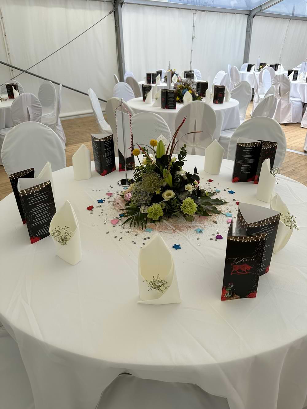 Dekorierter Tisch im Festzelt